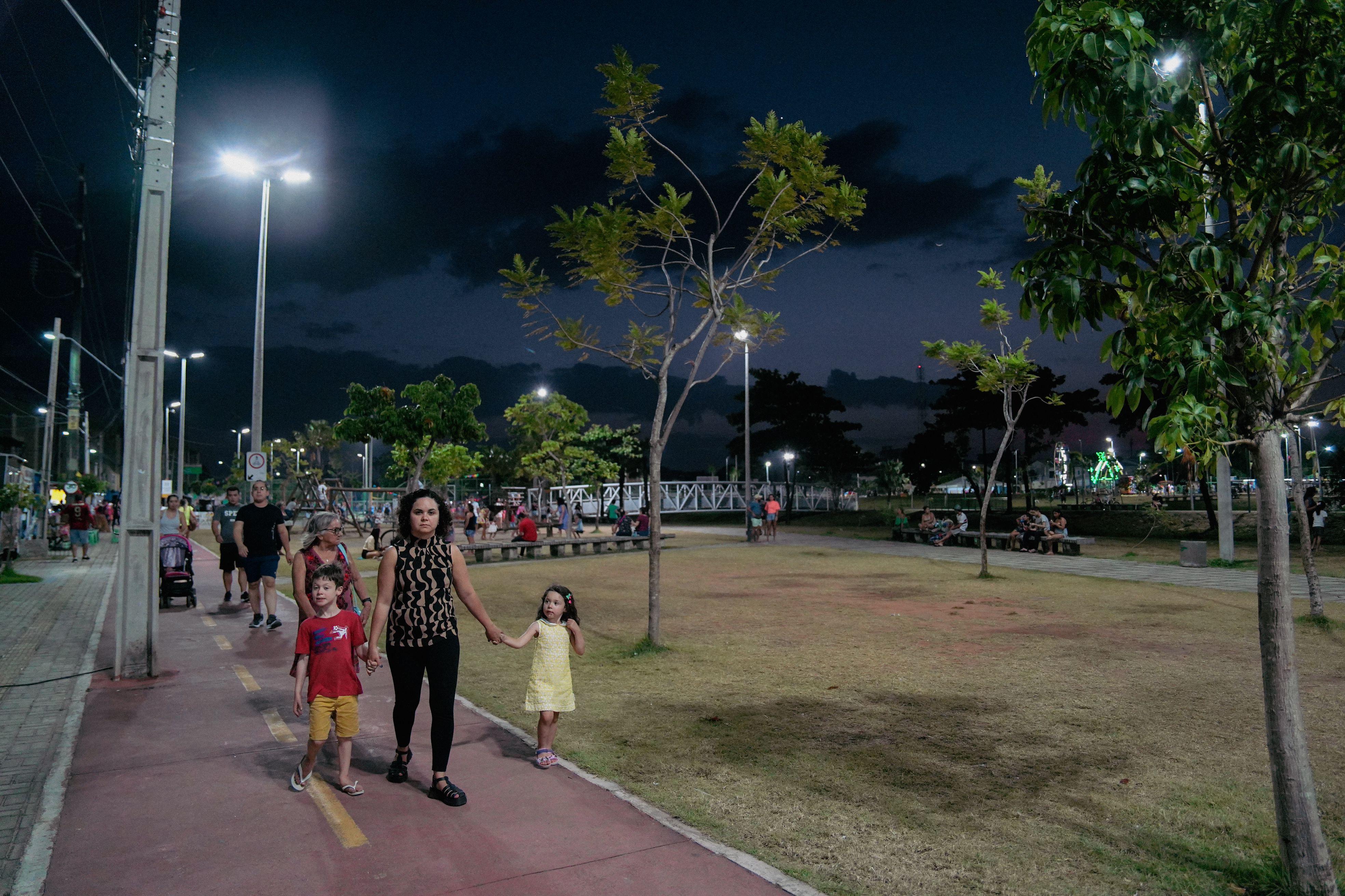 pessoas caminhando no parque rachel de queiroz